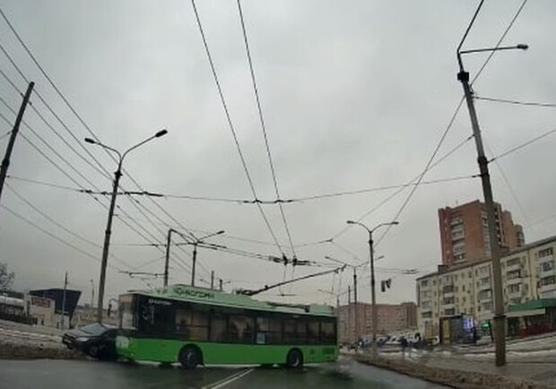 На Одесской троллейбус протаранил легковушку. Фото: СТО Харьков