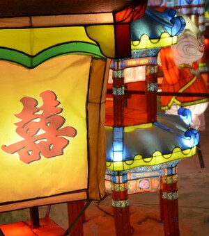 Яркие локации и фаер-шоу: фоторепортаж с открытия Фестиваля китайских фонарей