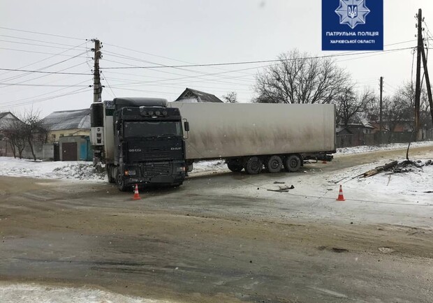 В Харькове грузовик снес электрический столб. Фото: патрульная полиция