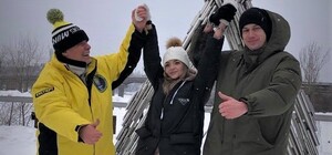 Идут на рекорд по близким отношениям: харьковчане сковали руки цепью на три месяца