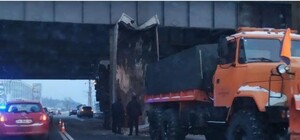 Не рассчитал габариты: на Демеевке самосвал 