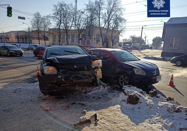 В Харькове столкнулись Nissan и Toyota. Фото: патрульная полиция
