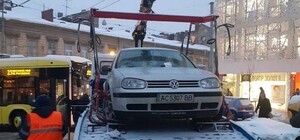 За все заплатиш: автомобіль на півтори години паралізував рух тролейбусів у Львові