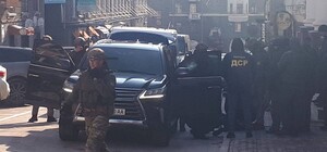 Подозревают в вымогательстве: в центре Харькова спецназ задержал мужчину