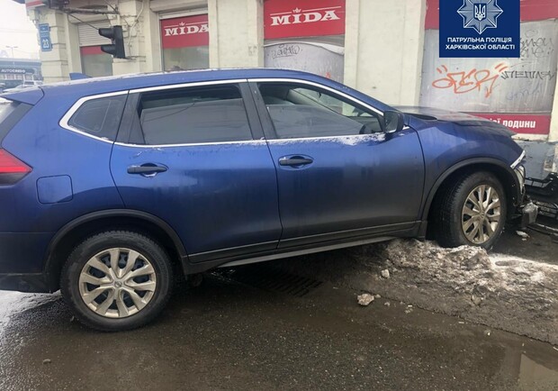 В ентре Харькова девушка на Nissan врезалась в обувной магазин. Фото: патрульная полиция