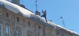Тільки ві Львові: чоловік скидав сніг з даху багатоповерхівки на тротуар
