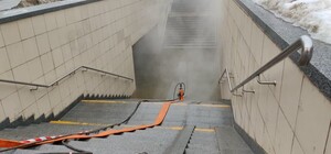 Прорвало: на Шулявке подземный переход залило кипятком