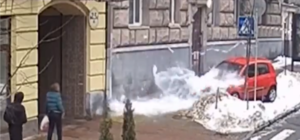 Почти карма: на Липках на машину автохама упал снег со льдом