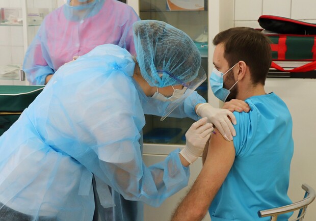 В харьковской "инфекционке" 10% медиков согласились привиться от коронавируса. Фото: facebook.com/UNICEFUkraine