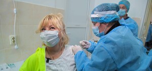 У Львові першими вакцинували двох лікарів: як почуваються
