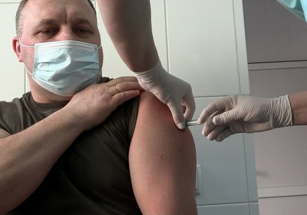 В Харькове врачам из военного госпиталя сделали прививки от коронавируса. Фото: Харьковская облгосадминистрация