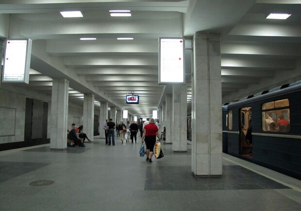 В метро на "Проспекте Гагарина" поезд не выпускал пассажиров. Фото: atn.ua