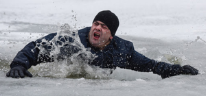 Держались из последних сил: на Победе трое мужчин и ребенок провалились под лед (видео)