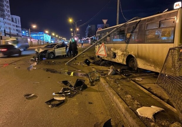 На Холодной горе произошло ДТП, столб рухнул на автобус. Фото: ХС