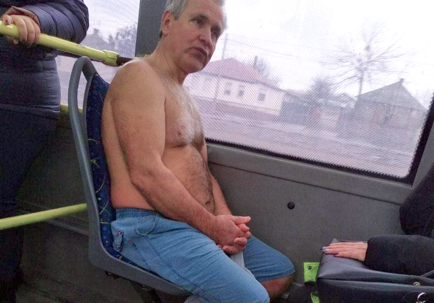 В шортах и босиком: в харьковском троллейбусе проехался полуголый мужчина - фото