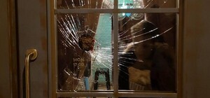 Фото, відео: у центрі Львова чоловік розтрощив головою двері бару