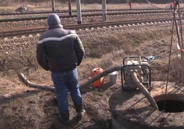 В Лозовой снова прорвало трубу под железной дорогой. Фото: objectiv.tv