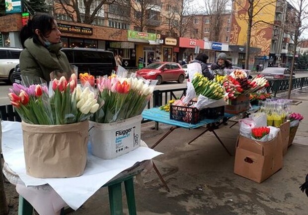 Почем продают цветы к 8 марта уличные торговцы в Харькове. Фото: ГородХ