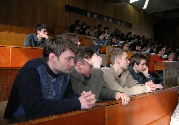 Фото kp.ua. Студенты не могут понять, что это за письма - с угрозой или просто информативные. 