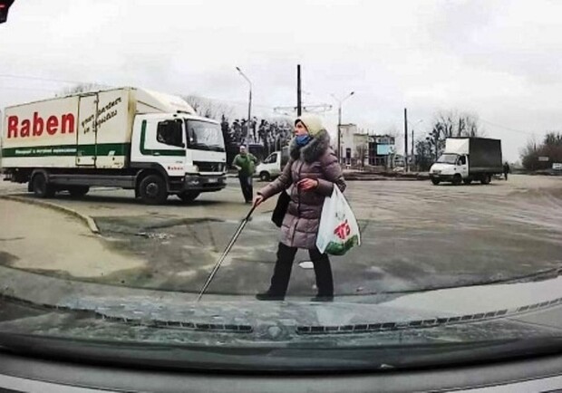 В Харькове водитель грузовика остановился и перевел через дорогу слепую женщину. Фото: скриншот видео