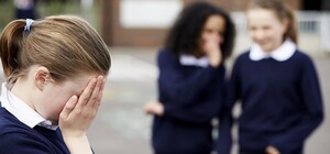 Недетский буллинг: в Запорожье школьница унижала одноклассницу и отправляла ей порно