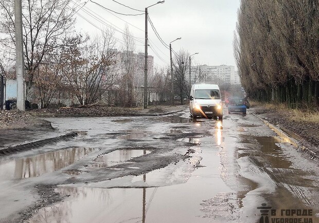 В мэрии ответили на пятую петицию о ремонте проблемной дороги на Салтовке. Фото: Vgorode