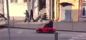 Правила не писаны: в Днепре мужчина гонял на игрушечном кабриолете