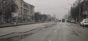 Не летите: при въезде на плотину и на проспекте Соборном частично сняли асфальт