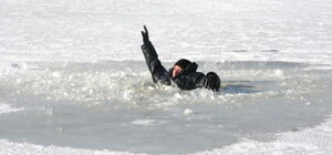 Несмотря на предупреждения: в Киеве люди массово проваливаются под лед