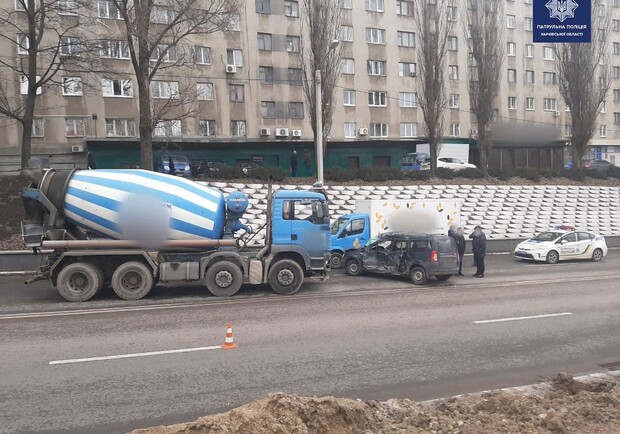 В Харькове столкнулись бетономешалка, грузовик и легковушка. Фото: Управление патрульной полиции