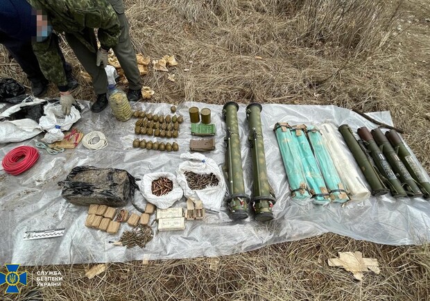 Под Харьковом СБУ нашла тайник с гранатами, минами и взрывчаткой. Фото: СБУ в Харьковской области