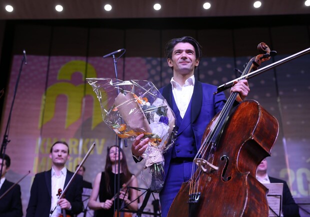 В Харькове выступил всемирно известный виолончелист Готье Капюсон. Фото: facebook.com/kharkivmusicfest