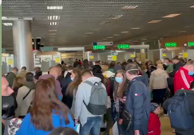 В харьковском аэропорту не выпускают туристов из Египта. Фото: t.me/kharkov_now