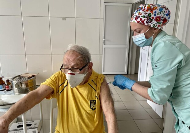 В Харькове от коронавируса вакцинировали 97-летнего теннисиста. Фото: ХОГА