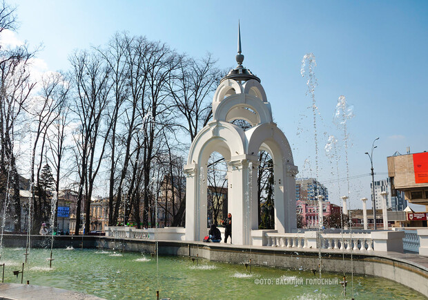 В центре Харькова включили "Зеркальную струю" и фонтаны возле ХНАТОБа. Фото: Василий Голосный