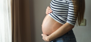 Уже вторая беременность: 16-летняя девушка родила ребенка в машине скорой