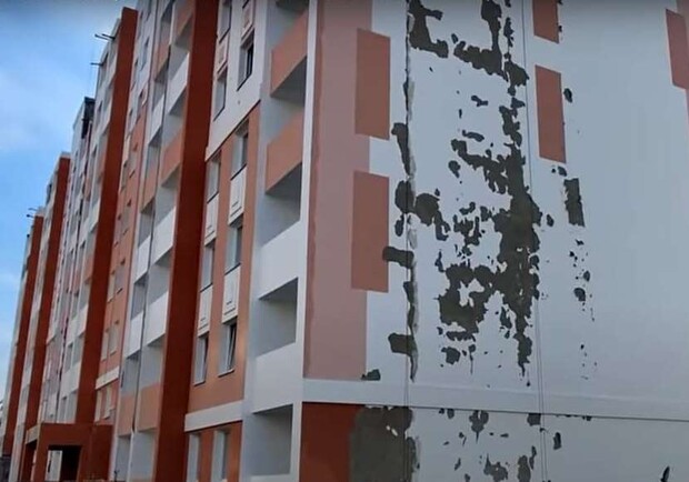 В Харькове на фасадах двух новостроек появились трещины. Фото: скриншот видео