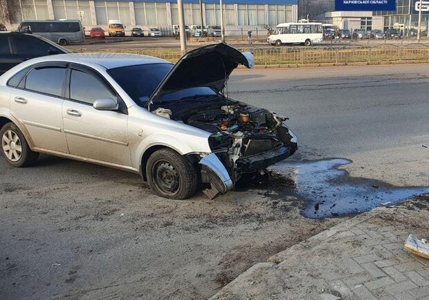 В Харькове неуправляемый Chevrolet снес забор и врезался в столб. Фото: патрульная полиция