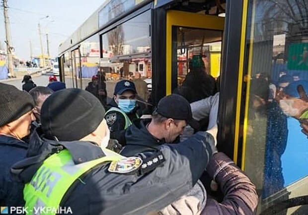 В Харькове полиция штрафует за "лишних" пассажиров в маршрутках. Фото: РБК-Украина