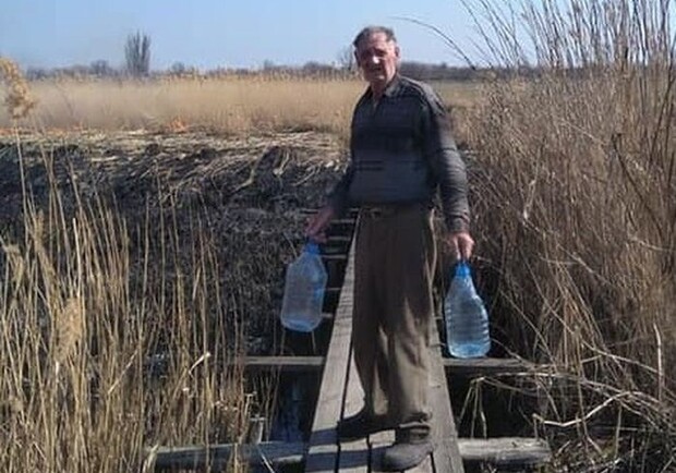 Под Харьковом 80-летний дедушка спас от пожара мост между деревнями. Фото: Віталій Сокол