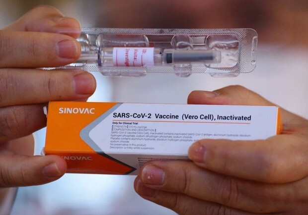 Назвали дату: когда украинцев начнут прививать вакциной CoronaVac - фото qha.com.ua