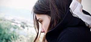 Ради телефона: в центре Одессы двое иностранцев избили девушку ногами 