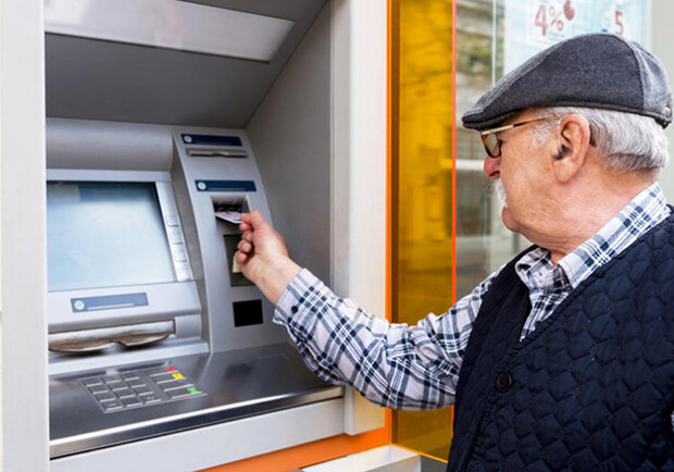 С 1 сентября пенсии украинцев переведут на банковские карты. Фото: germania.one