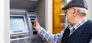 Вместо почтальона — банкомат: в Украине изменят порядок получения пенсий
