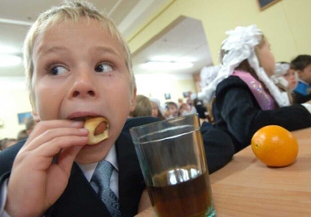 В Украине введут новые нормы питания в школах. Фото: arhivach.net