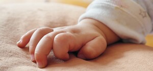 Жесть: возле железной дороги нашли младенца в пакете