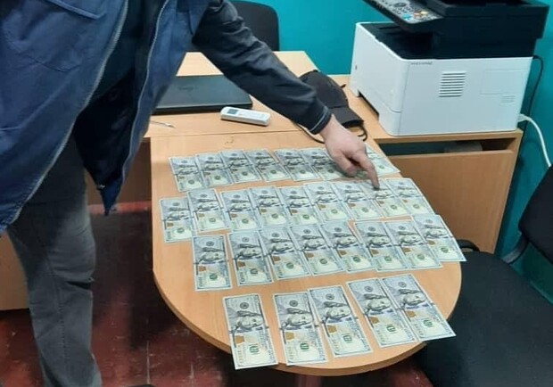 Полицейский предлагал следователю взятку, чтобы закрыть дело о взяточничестве. Фото: прокуратура Харьковской области