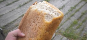 Откусывала и упаковывала: в Полтаве продавали надкусанный хлеб