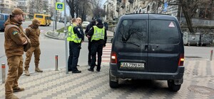 Никак не дойдет: на Соломенке уже в шестой раз вырвали антипарковочные столбики