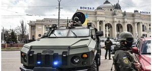 На улицах Одессы заметили много спецтехники и военных: что случилось